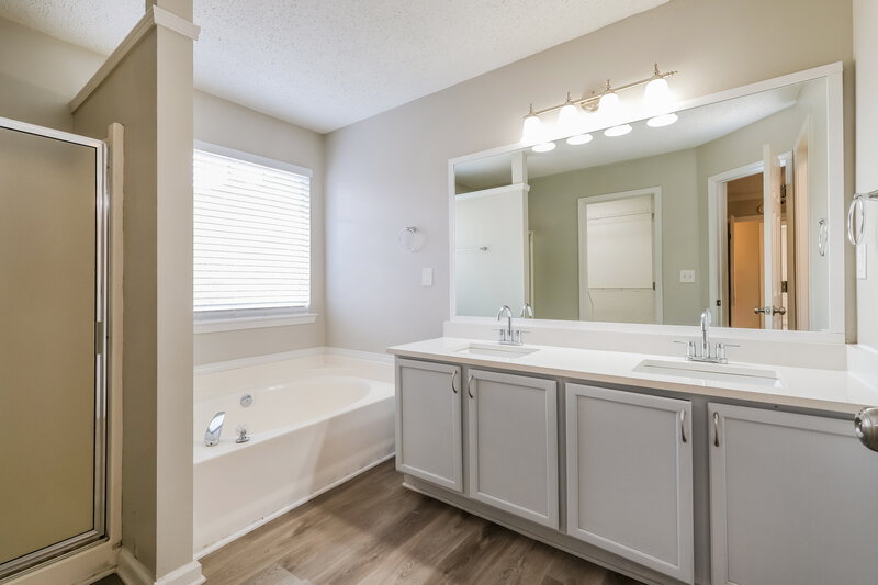 2,310/Mo, 3715 Summit Trce Decatur, GA 30034 Main Bathroom View