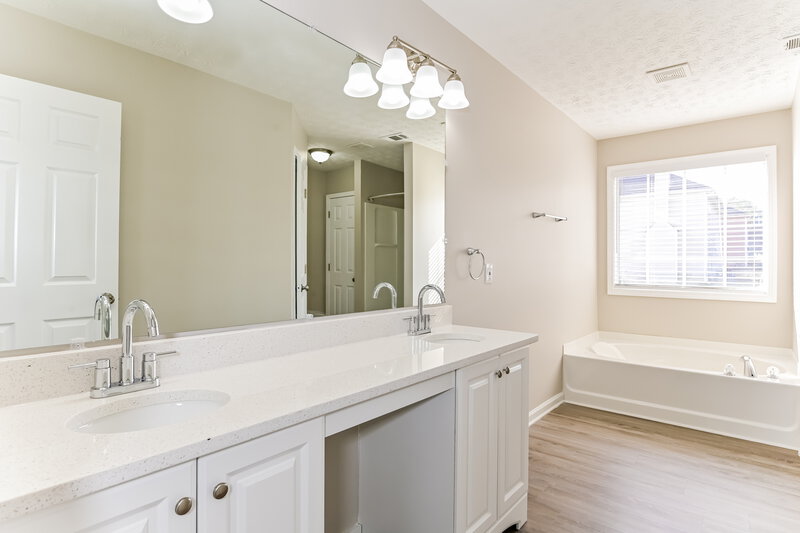 2,340/Mo, 3087 Red Oak Trl Decatur, GA 30034 Main Bathroom View