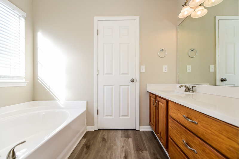 2,535/Mo, 11712 Spring Lake Way Fayetteville, GA 30215 Main Bathroom View 2