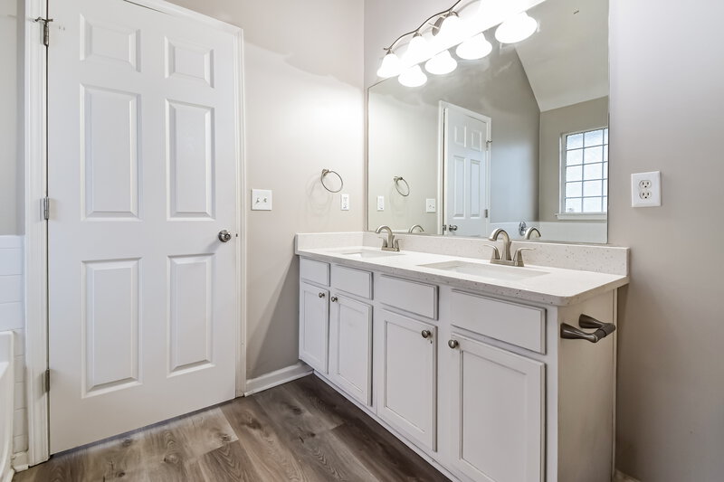 2,080/Mo, 816 Oakview Trce Atlanta, GA 30349 Main Bathroom View