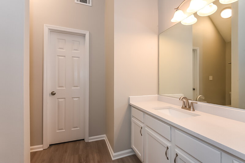 2,840/Mo, 4495 Chestnut Lake Ave Lithonia, GA 30038 Main Bathroom View