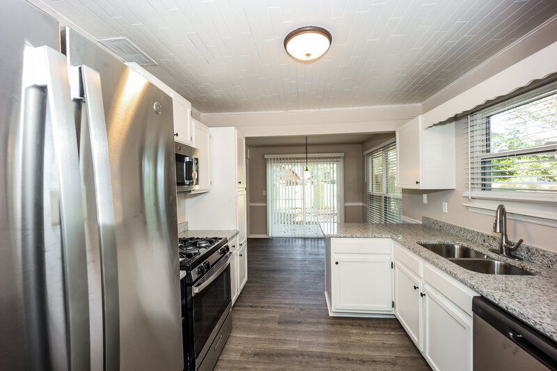 1,845/Mo, 8449 Willows Ter Riverdale, GA 30274 Kitchen View 2