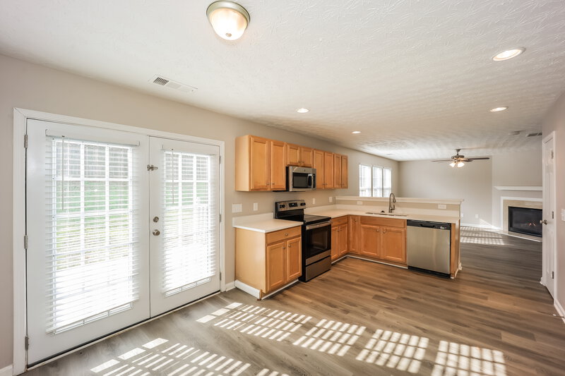 2,205/Mo, 5545 Sable Bay Pt Atlanta, GA 30349 Kitchen View