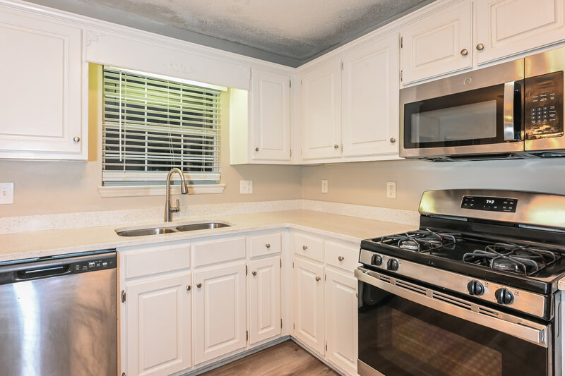 2,610/Mo, 1243 Shady Brook Ct Hampton, GA 30228 Kitchen View 2