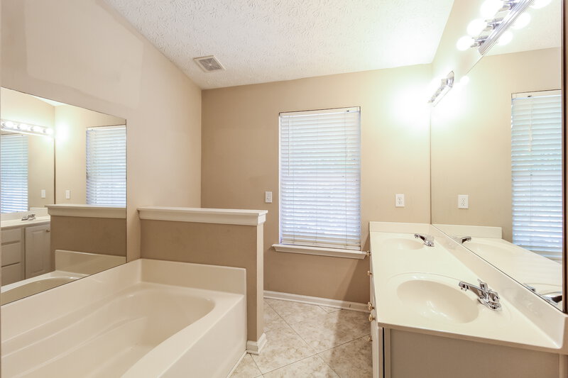 3,080/Mo, 1735 Campbell Ives Dr Lawrenceville, GA 30045 Main Bathroom View