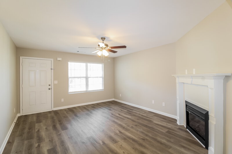 1,915/Mo, 996 Navaho Trl Monroe, GA 30655 Living Room View 2