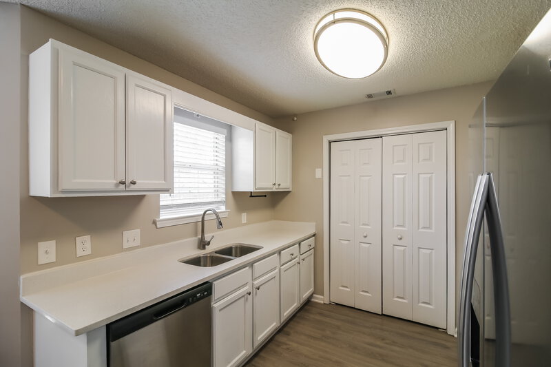 1,740/Mo, 604 Fieldcrest Dr McDonough, GA 30253 Kitchen View 2