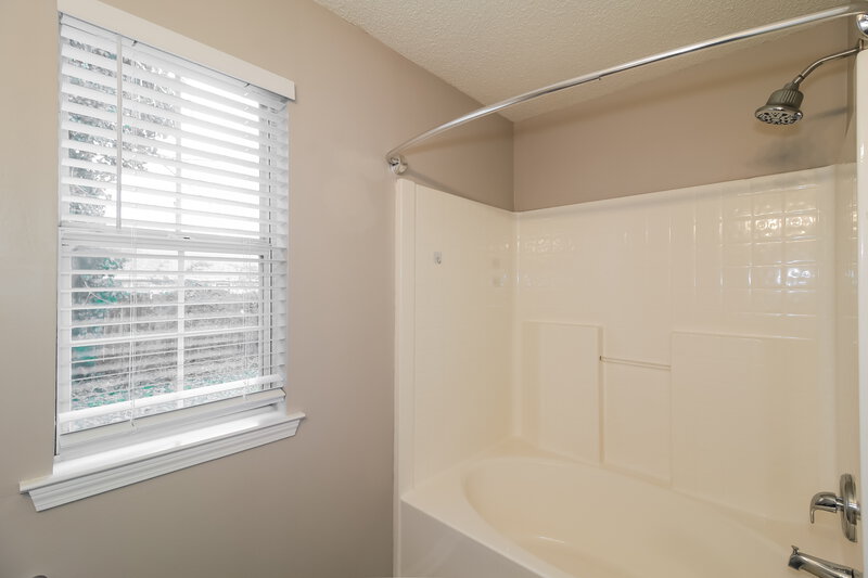 1,740/Mo, 604 Fieldcrest Dr McDonough, GA 30253 Main Bathroom View
