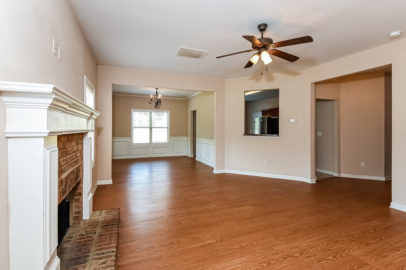2,730/Mo, 16 Rosen St NW Cartersville, GA 30120 Living Room View 2