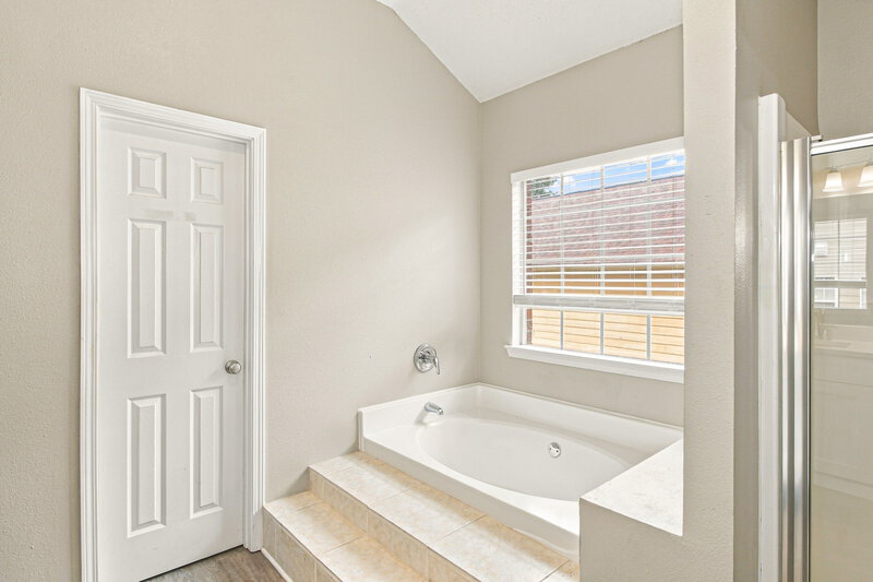 2,145/Mo, 10324 Deep Creek Cv Union City, GA 30291 Primary Bathroom View 2