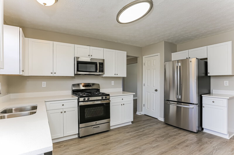 2,485/Mo, 3300 Rockmill Dr Ellenwood, GA 30294 Kitchen View 2