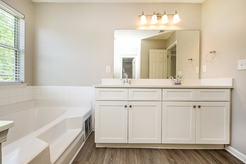 2,560/Mo, 3300 Rockmill Dr Ellenwood, GA 30294 Main Bathroom View