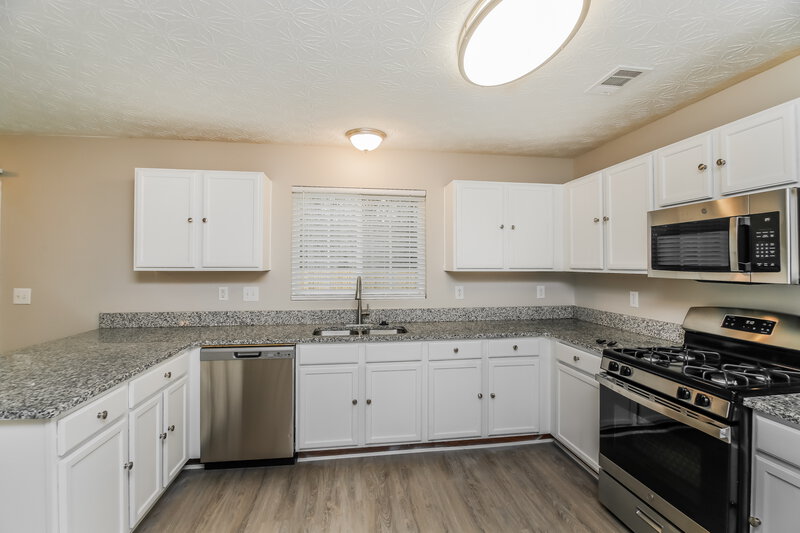 3,340/Mo, 203 Silver Spring St Dallas, GA 30157 Kitchen View 2