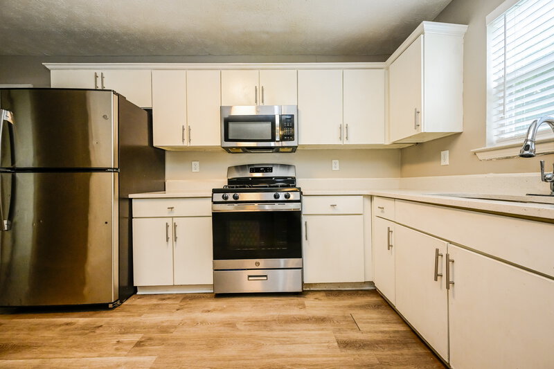 2,140/Mo, 409 Grove Park Dr Locust Grove, GA 30248 Kitchen View 2