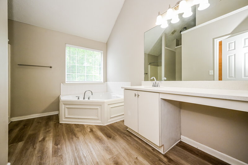 2,140/Mo, 409 Grove Park Dr Locust Grove, GA 30248 Main Bathroom View