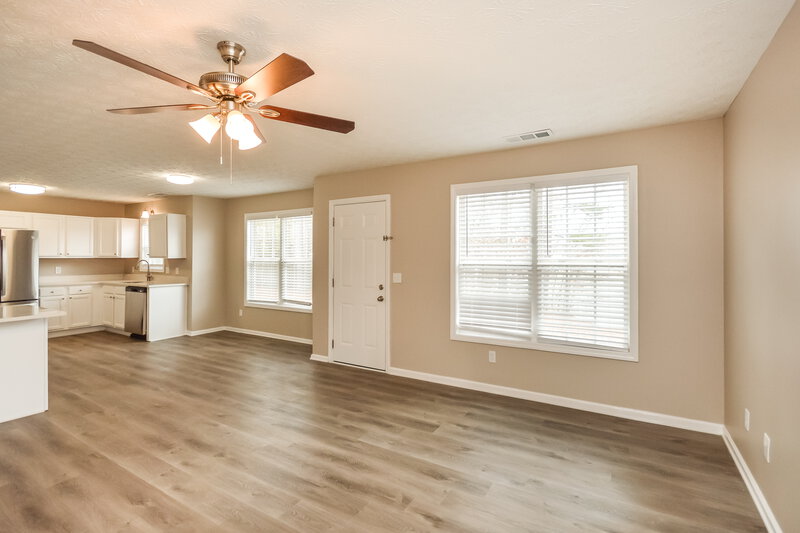 2,265/Mo, 205 Fieldstone Ln Covington, GA 30016 Family Room View 2