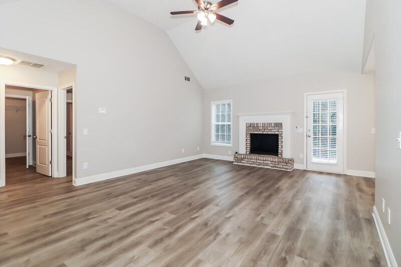 2,045/Mo, 100 Buena Vista St Winder, GA 30680 Living Room View 2