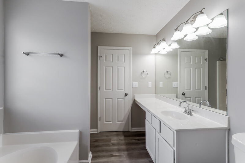 2,170/Mo, 527 Ives Cir NW Lilburn, GA 30047 Main Bathroom View