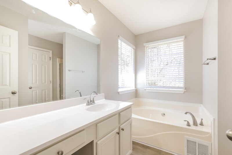 1,940/Mo, 958 Sugar Landing Cir Sugar Hill, GA 30518 Main Bathroom View