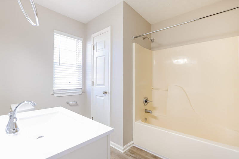 1,940/Mo, 958 Sugar Landing Cir Sugar Hill, GA 30518 Bathroom View