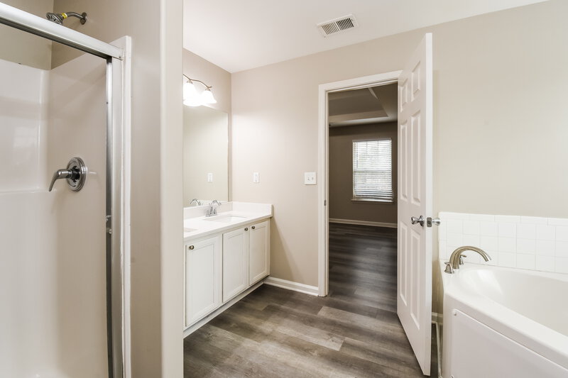 2,805/Mo, 4213 Kenwood Trl Atlanta, GA 30349 Main Bathroom View