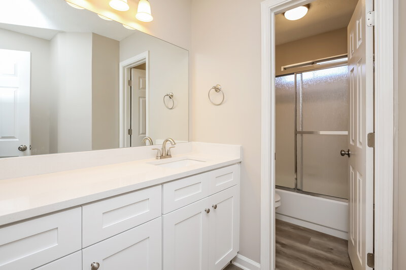 3,500/Mo, 625 Ruxbury Ct Suwanee, GA 30024 Main Bathroom View