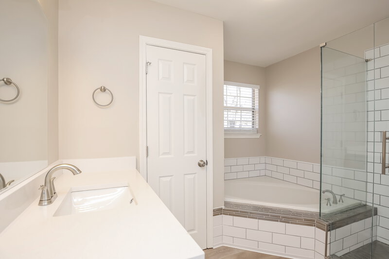 3,500/Mo, 625 Ruxbury Ct Suwanee, GA 30024 Bathroom View