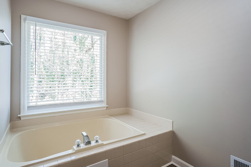 2,455/Mo, 301 Sandhurst Way SW Marietta, GA 30060 Main Bathroom View 2