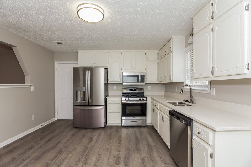 2,310/Mo, 915 Walnut Creek Ln Jonesboro, GA 30238 Kitchen View 2