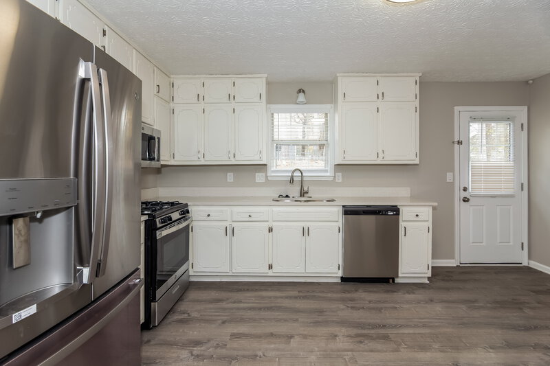 2,310/Mo, 915 Walnut Creek Ln Jonesboro, GA 30238 Kitchen View 3