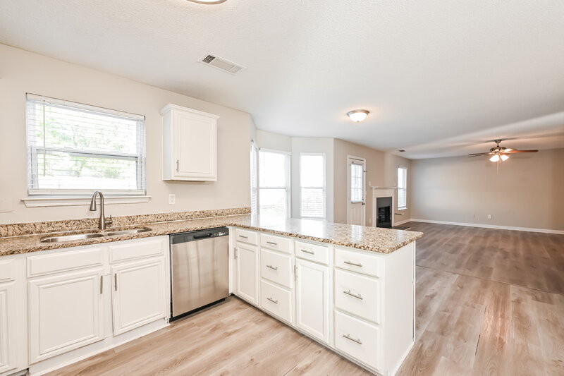 2,590/Mo, 3942 Rosebud Park Dr Snellville, GA 30039 Kitchen View 2