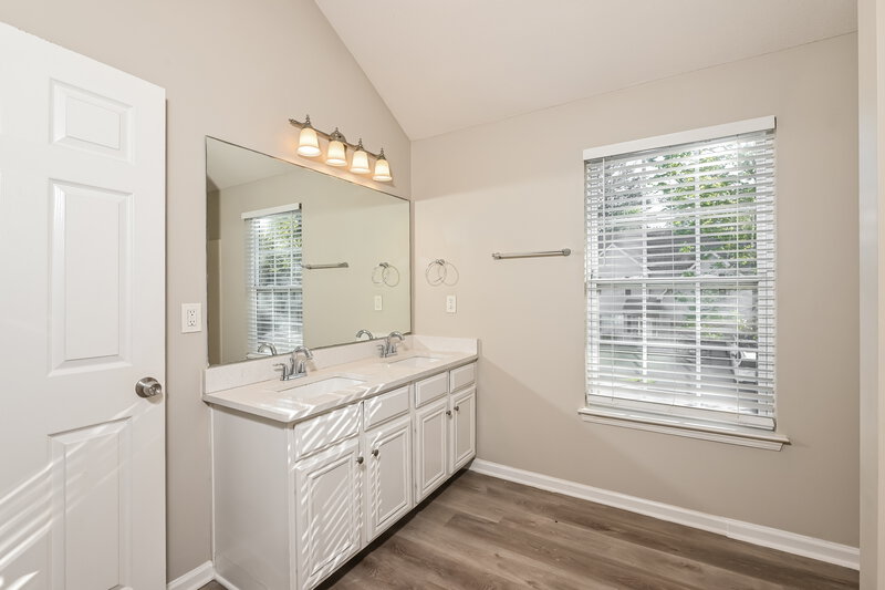 2,590/Mo, 3942 Rosebud Park Dr Snellville, GA 30039 Main Bathroom View