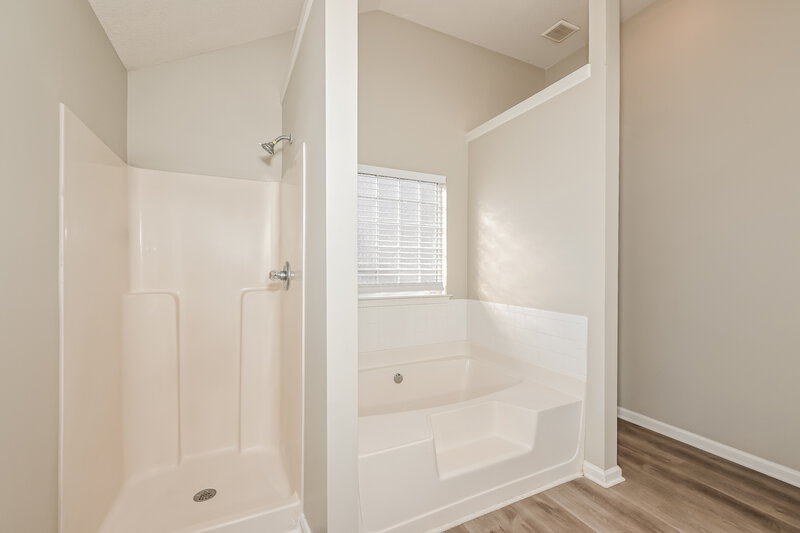 2,590/Mo, 3942 Rosebud Park Dr Snellville, GA 30039 Main Bathroom View 2