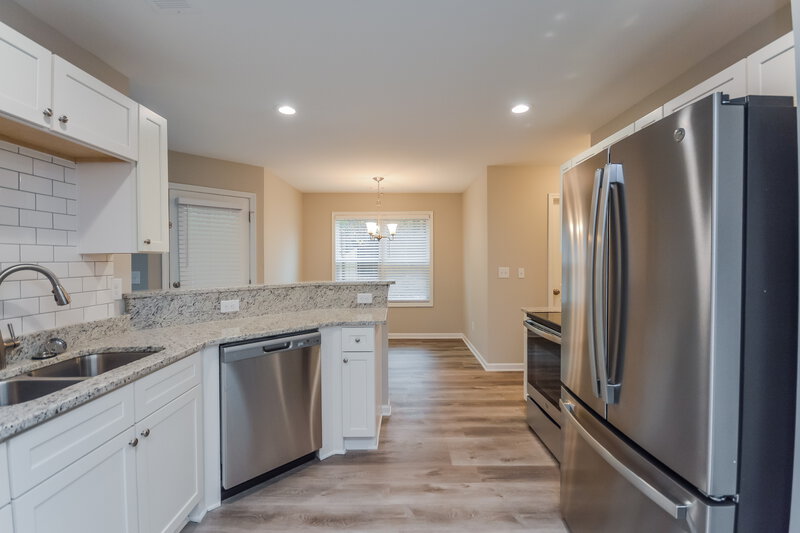 2,050/Mo, 1073 Navaho Trl Monroe, GA 30655 Kitchen View