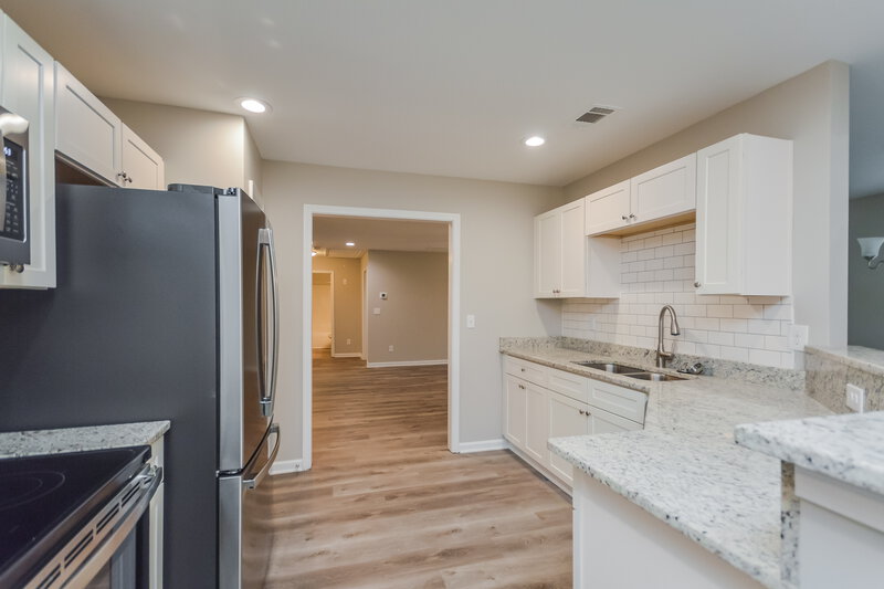 2,050/Mo, 1073 Navaho Trl Monroe, GA 30655 Kitchen View 2