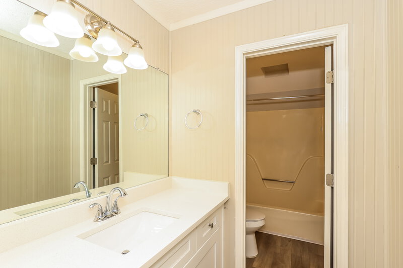 1,915/Mo, 15 Valley Brook Drive Newnan, GA 30265 Bathroom View