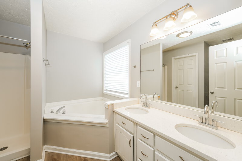 1,950/Mo, 2925 Winding Grove Drive Lithonia, GA 30038 Main Bathroom View