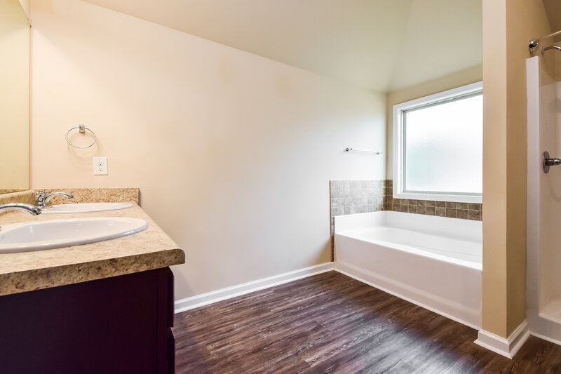 2,595/Mo, 11086 Shadow Ct Unit 60 Hampton, GA 30228 Main Bathroom View
