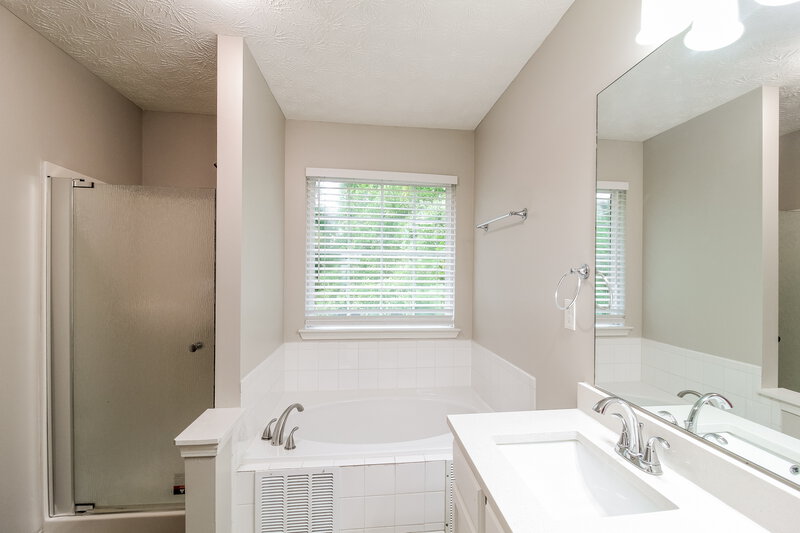 1,995/Mo, 7047 Red Maple Ln Lithonia, GA 30058 Main Bathroom View
