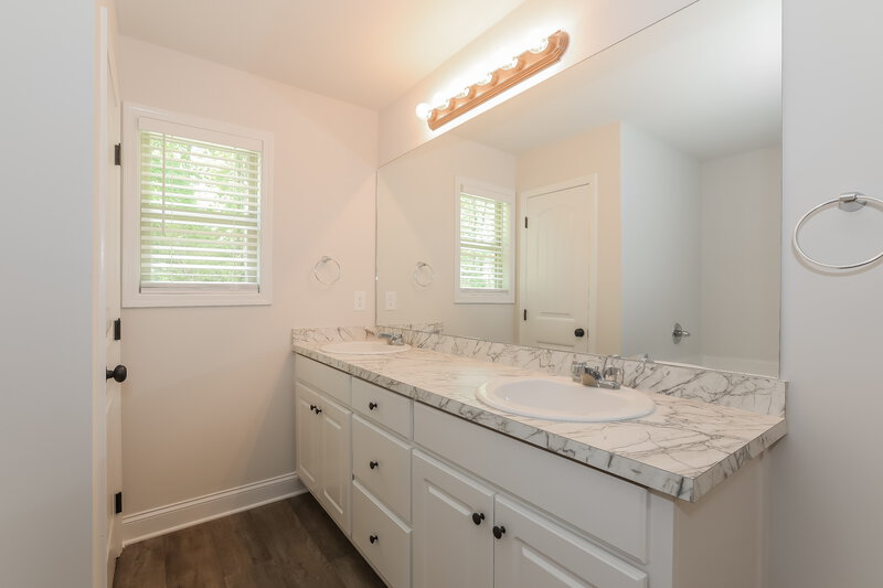 2,240/Mo, 128 Heartland Circle Winder, GA 30680 Main Bathroom View 2