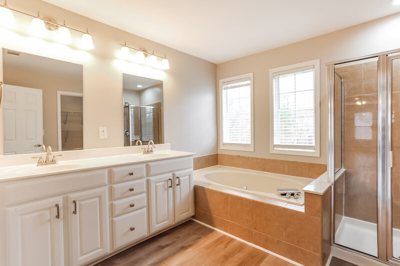 2,815/Mo, 7139 Thoreau Cir Atlanta, GA 30349 Main Bathroom View