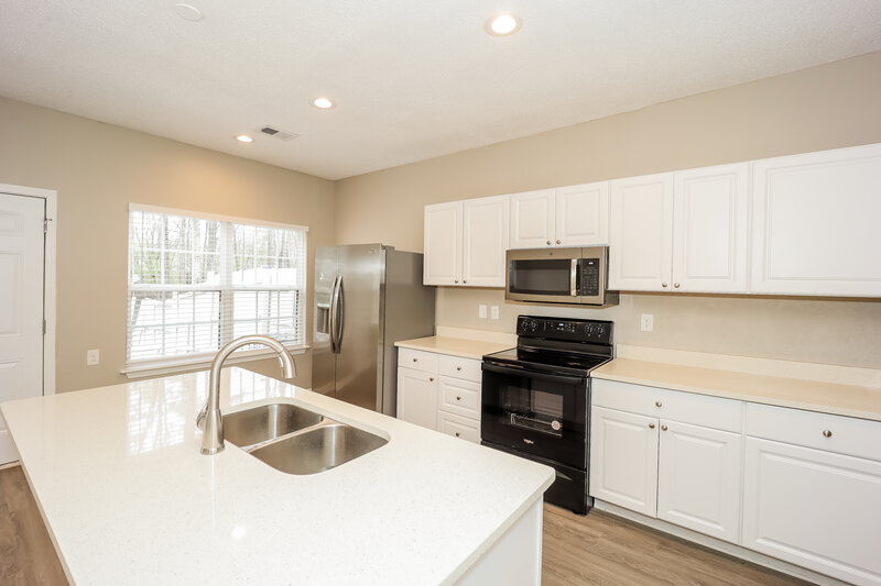 0/Mo, 2833 Windsor Forrest Ct College Park, GA 30349 Kitchen View 2