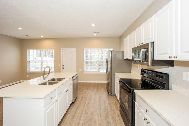 0/Mo, 2833 Windsor Forrest Ct College Park, GA 30349 Living Room View 3