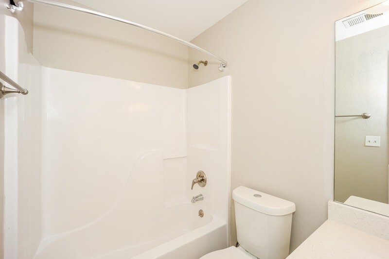 0/Mo, 2833 Windsor Forrest Ct College Park, GA 30349 Main Bathroom View