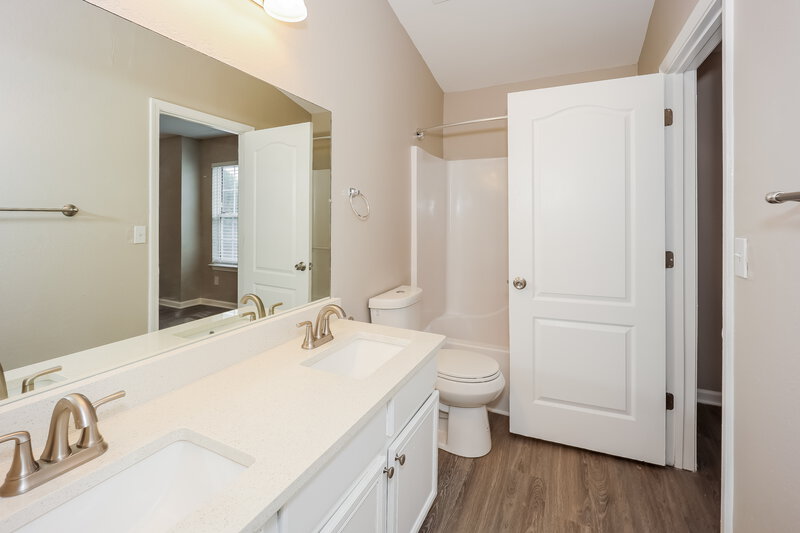 0/Mo, 2833 Windsor Forrest Ct College Park, GA 30349 Main Bathroom View 2
