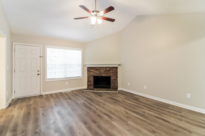 2,520/Mo, 709 Wesley Dr Jackson, GA 30233 Living Room View 2
