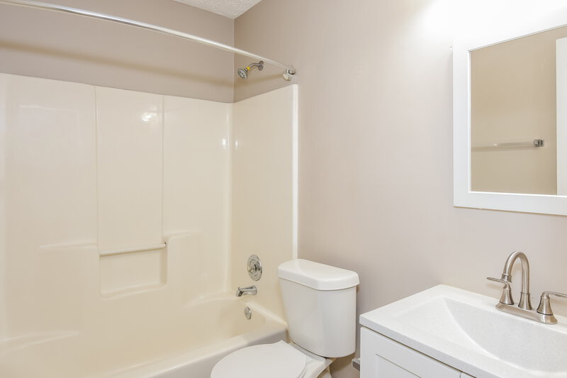 1,930/Mo, 2649 Laurel Ln NW Kennesaw, GA 30152 Main Bathroom View