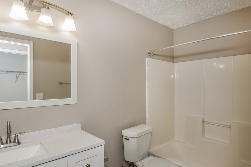 1,930/Mo, 2649 Laurel Ln NW Kennesaw, GA 30152 Bathroom View