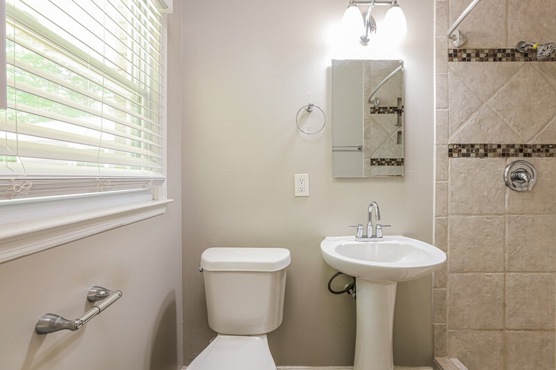 2,000/Mo, 4839 W Lake Way Douglasville, GA 30135 Main Bathroom View