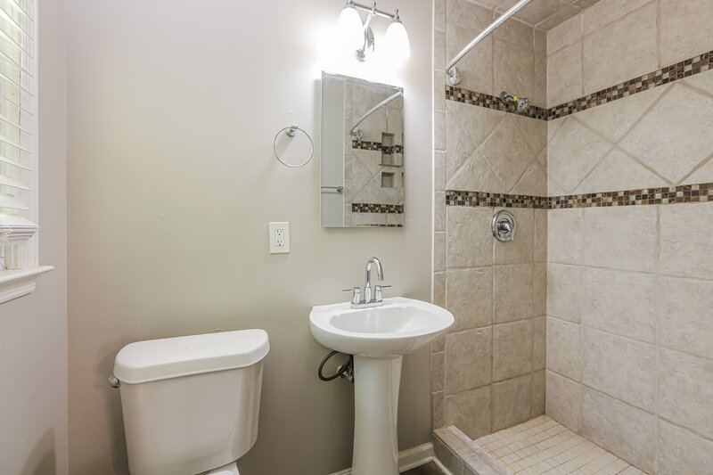 2,000/Mo, 4839 W Lake Way Douglasville, GA 30135 Bathroom View